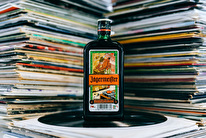 Jägermeister lanceert limited edition fles als tribute aan muziek en vinyl